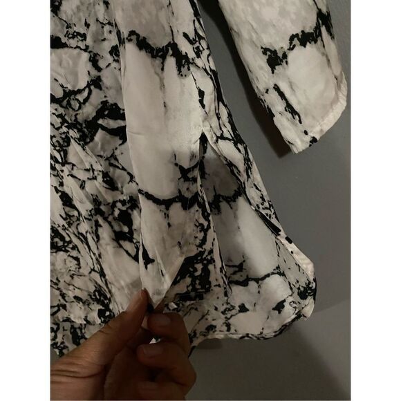 Cato Black And White Marble Long Sleeve High Low Top Size M NWT - Picture 6 of 8